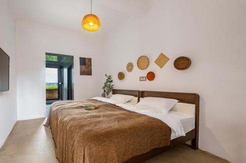 a bedroom with a large bed in a room at Xinwo Homestay in Pan-na-meng-hun