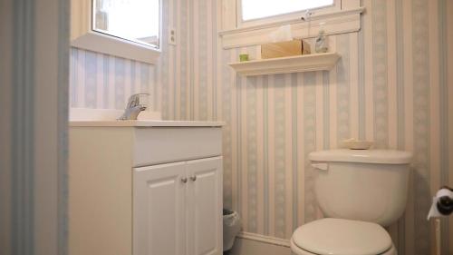 une salle de bain avec des toilettes blanches et un lavabo dans l'établissement The Windsor Cottage, à Cape May