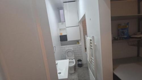 Un baño pequeño con inodoro y lavabo. en Justin Superb Luxury Holiday Home, en Thornton Heath