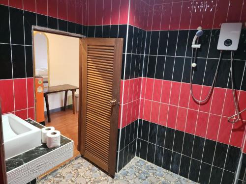 a bathroom with a sink and a shower at Baan Reena Lanta Resort in Ko Klang