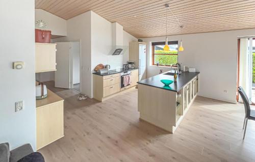cocina con paredes blancas y techo de madera en Lovely Home In Sunds With House Sea View, en Sunds
