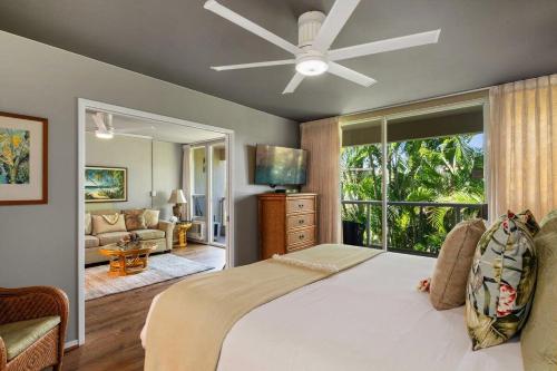 a bedroom with a bed with a ceiling fan at Maui Banyan H207 · MB H207 Maui Escape Near Beach, Pool & Hot Tu in Kihei