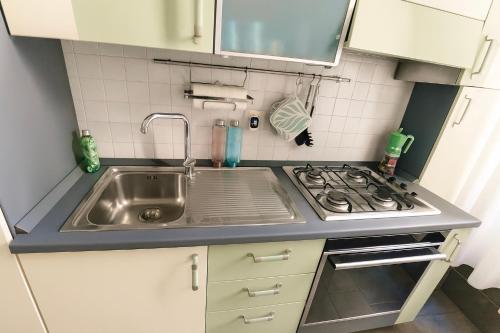 Una pequeña cocina con fregadero y estufa. en Trastevere Stars, en Roma