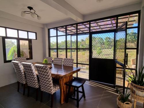 una sala da pranzo con tavolo e sedie in legno di Miracle's Farm at Tarlac 