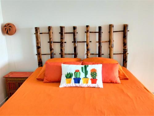 Ένα ή περισσότερα κρεβάτια σε δωμάτιο στο Appartement Rosbambou les pieds dans l eau