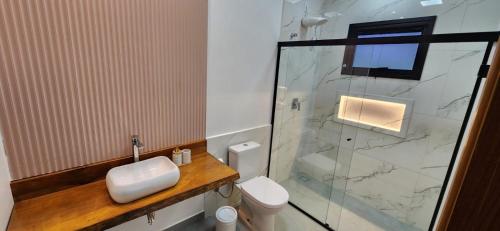 Ένα μπάνιο στο Refúgio na montanha com piscina em Extrema