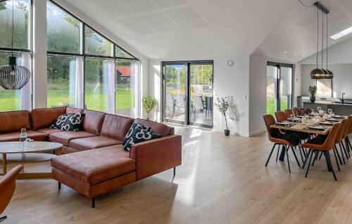 Posezení v ubytování 4 Bedroom Stunning Home In Aakirkeby