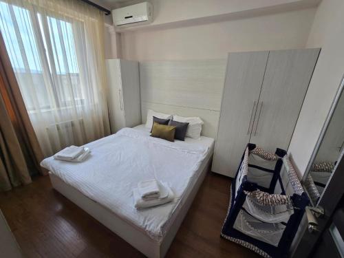 une chambre avec un lit avec des serviettes dessus dans l'établissement Hay Tun Apartments, à Erevan