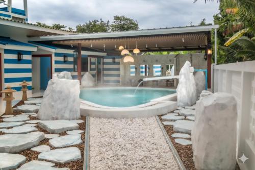 Ban Yang Pa KhaにあるChez Nij Ryokan Onsen Chiang Maiの庭の噴水付きスイミングプール