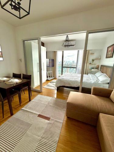 Ένα ή περισσότερα κρεβάτια σε δωμάτιο στο The Mandaluxe comfort with skyline view 45th floor