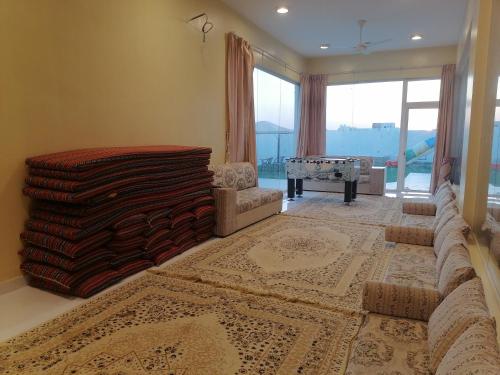 un salon avec un canapé et une table dans l'établissement شاليه السكون, à Ras al Hadd