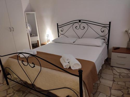 a bedroom with a bed with towels on it at Mady in Locorotondo