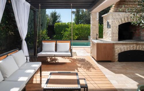 patio con sofá y chimenea de piedra en Villa Paula, en Ugljan