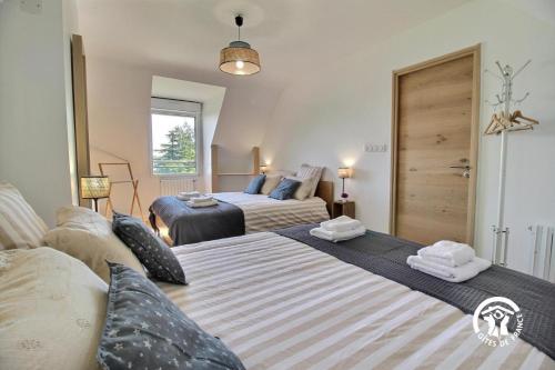 a bedroom with a large bed and a couch at Ty bayon in Belz