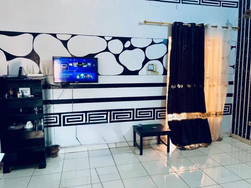 - un salon avec un mur noir et blanc dans l'établissement MandéHabitat, à Bamako