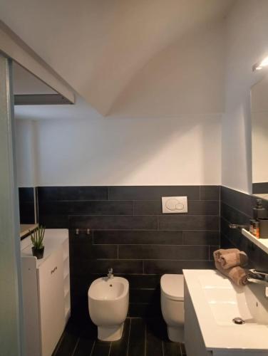 a bathroom with two toilets and a sink at Casa Tikiri in Casalbordino