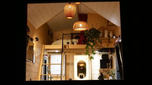 Una vista de una cocina con dos luces colgantes. en Tiny House Kota Grill & Sauna, en Yébleron
