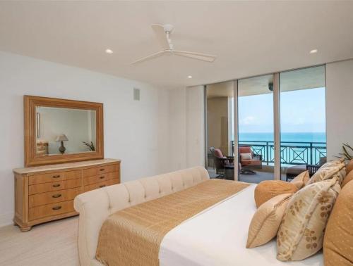 Un dormitorio con una cama grande con vista al mar. en Condo With Ocean & Intracoastal Views, en Hollywood Beach