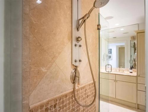una ducha con puerta de cristal en un baño en Condo With Ocean & Intracoastal Views, en Hollywood Beach