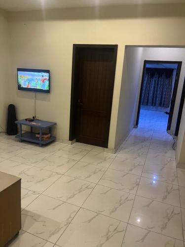 TV a/nebo společenská místnost v ubytování Shah House