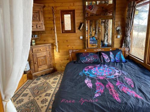 Un dormitorio con una cama en una cabaña de troncos en Remote Tiny House Retreat, en Rimetea