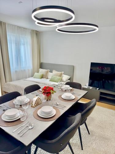 Luxury Apartment with Patio - Free Parking