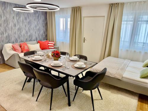 Luxury Apartment with Patio - Free Parking