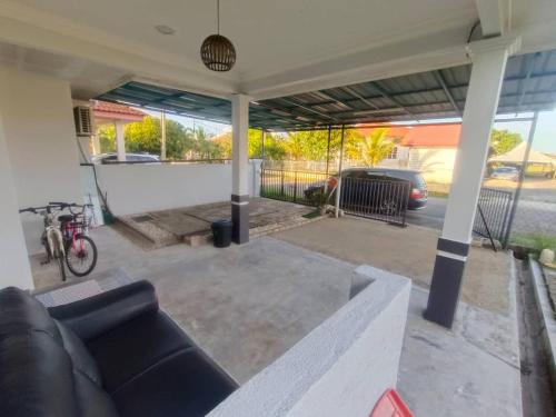 Zona de estar de ABE Homestay Gong Badak