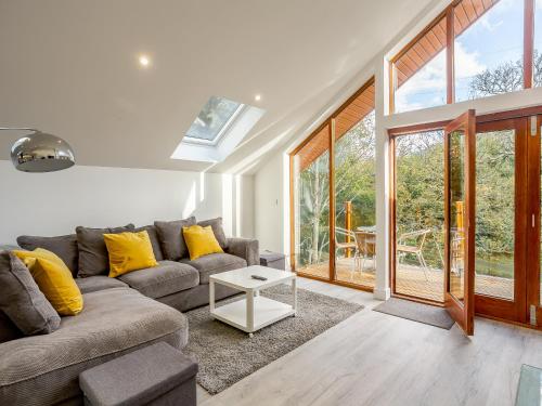 una sala de estar con un sofá y una mesa en Waterside Lodge One - Uk33351, en Southowram