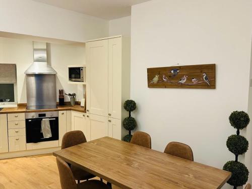 Küche/Küchenzeile in der Unterkunft Northcliffe - Stylish Stone Cottage - Spa Bath - Peak Views