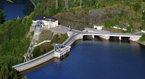 a bridge over a body of water with at Ferienwohnung zum Ziemestal in Remptendorf
