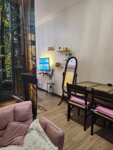 una sala de estar con un sofá y una mesa en Condotel Near NAIA - massage chair footspa, dance revo, small pet allowed, en Manila