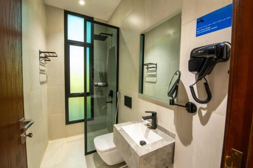 Et badeværelse på Mabaat-Superior 2BR Al Waha 622