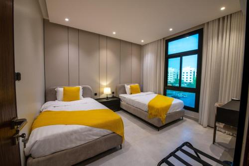 En eller flere senge i et værelse på Mabaat-Superior 2BR Al Waha 622