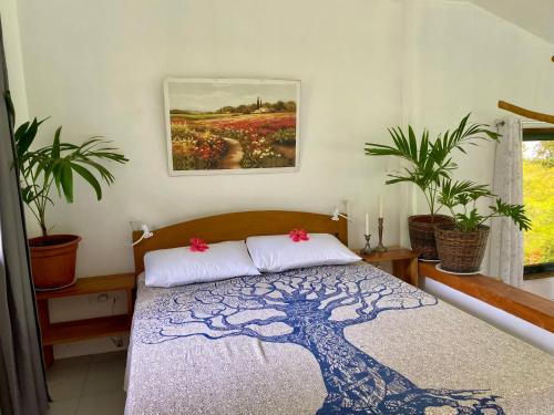 - une chambre avec un lit fleuri dans l'établissement Novelyn's Seaview Hideaway, à Larena