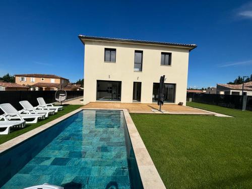 a house with a swimming pool in front of a house at Grand villa de luxe avec piscine in Violès