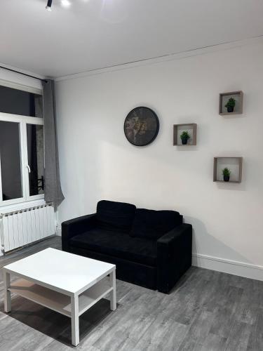 ダンケルクにあるLe Dunkerquois - Appartement moderne et tout équipéの黒いソファとテーブルのあるリビングルーム