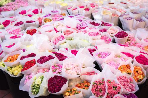 een heleboel snoepjes in verschillende kleuren in manden op een tafel bij Wat We See Hostel in Khlong San