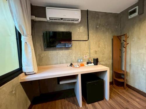 een badkamer met een bureau met een wastafel in een kamer bij Wat We See Hostel in Khlong San