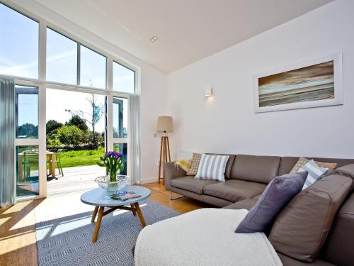 a living room with a couch and a table at Una Argentum 60 in Carbis Bay
