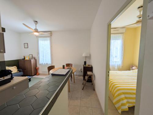 a room with a kitchen and a dining room at La parenthèse colorée in Marseille