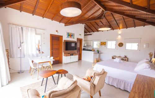 a bedroom with a bed and a table and chairs at APART LAGOA BUZIOS- centro in Búzios