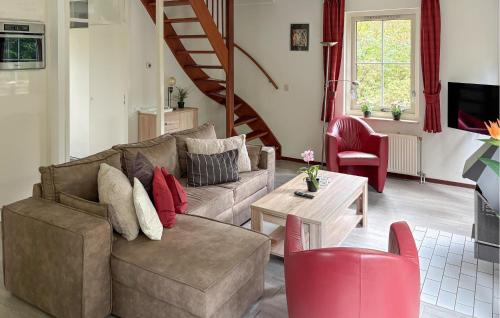 a living room with a couch and a table at Stunning Home In Exloo With Wifi in Exloo
