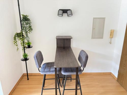 a table and two chairs in a room at FEWO mit Balkon in Osnabrück