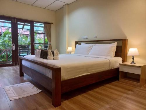 Un dormitorio con una cama grande con almohadas blancas. en Chaweng Bliss Bungalow, en Chaweng