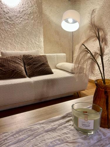sala de estar con sofá y mesa con velas en The Chalet - in the heart of Metz, en Metz
