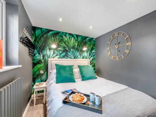 Un dormitorio con una cama con una bandeja de comida encima. en Vitamin Sea Residency, en Herne Bay