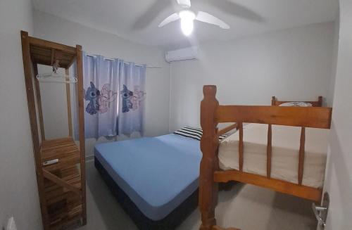 伊塔波阿Casa Verde Mar的一间卧室设有两张双层床和吊扇