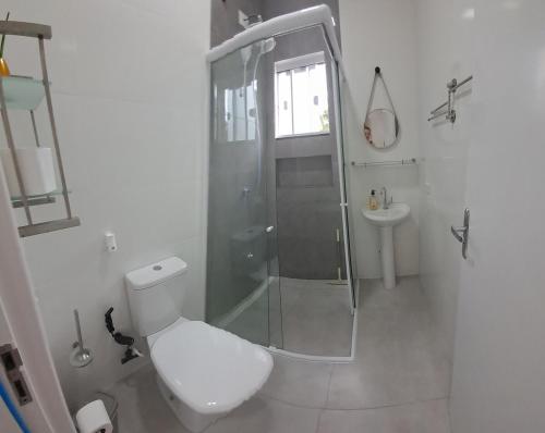 伊塔波阿Casa Verde Mar的带淋浴、马桶和水槽的浴室