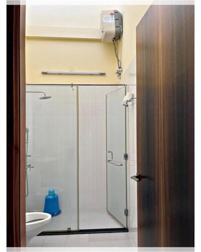 un bagno con doccia in vetro e WC di Villa Namkhey a Raichak